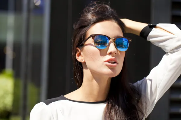 Mulher de negócios com óculos de sol espelhados azuis Fotos De Bancos De Imagens
