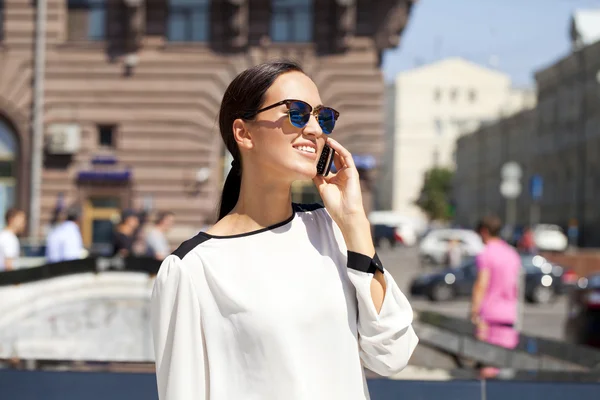 Mulher de negócios bonita chamando por telefone — Fotografia de Stock