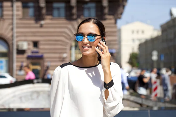 Schöne Geschäftsfrau telefonisch — Stockfoto