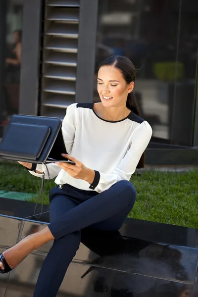 Joven empresaria trabajando en un portátil — Foto de Stock