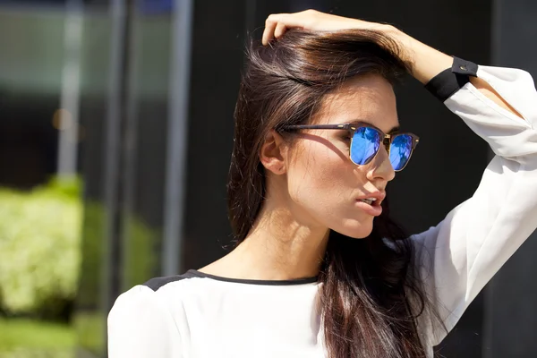 Zakenvrouw met blauwe gespiegelde zonnebril — Stockfoto