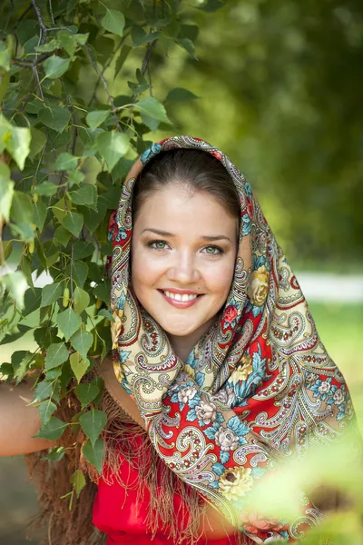Mujer de belleza en la bufanda nacional con dibujos —  Fotos de Stock
