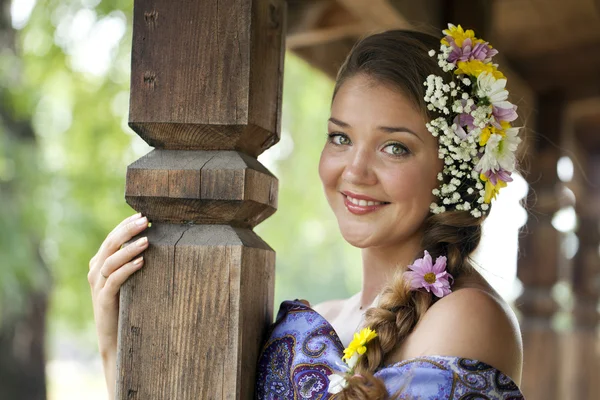 Schoonheid vrouw in de nationale patroon sjaal — Stockfoto