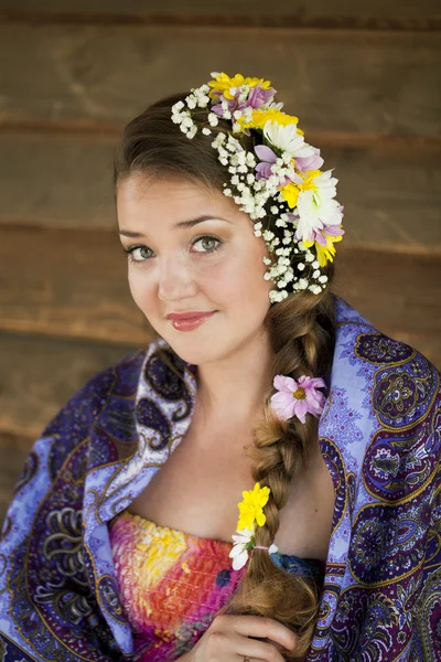 Femme de beauté dans l'écharpe nationale à motifs — Photo