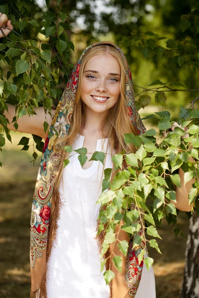 Schoonheid vrouw in de nationale patroon sjaal — Stockfoto