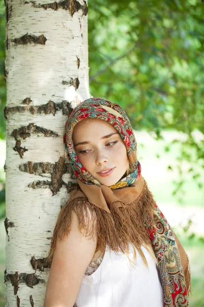 Красуня в національному візерунковому шарфі — стокове фото
