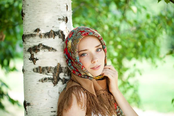 Schoonheid vrouw in de nationale patroon sjaal — Stockfoto