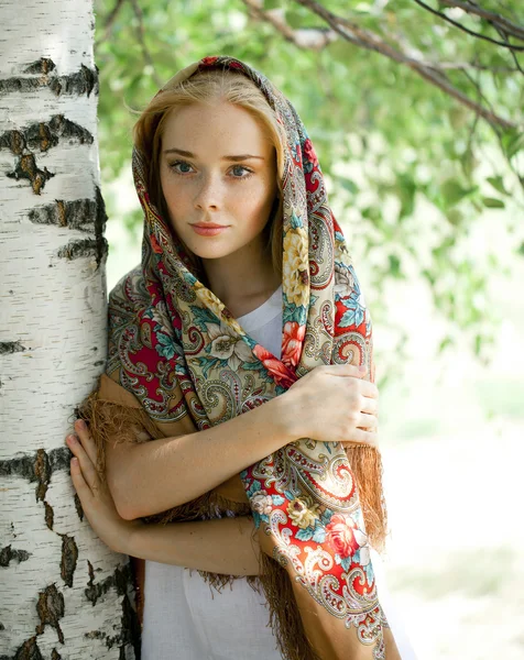 Красуня в національному візерунковому шарфі — стокове фото