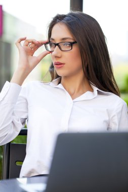 bir dizüstü bilgisayarda çalışan genç iş kadını