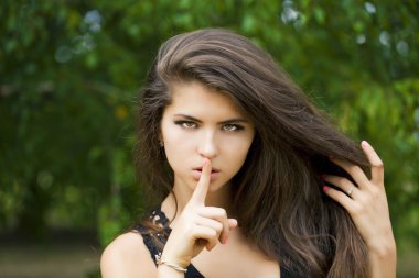 kadın işaret parmağı sessizlik bir belirtisi olarak dudaklarını koydu