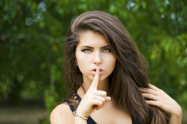 kadın işaret parmağı sessizlik bir belirtisi olarak dudaklarını koydu