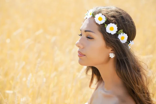 Jeune femme dans un champ de blé doré — Photo