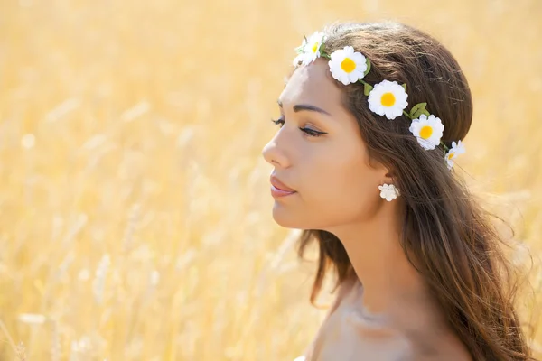 Mujer joven en un campo de trigo dorado —  Fotos de Stock