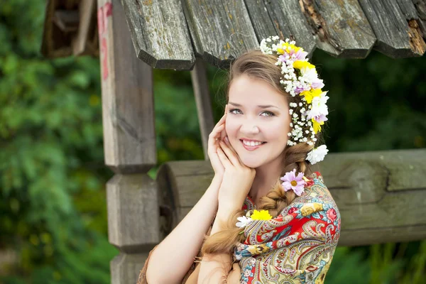 Schoonheid vrouw in de nationale patroon sjaal — Stockfoto