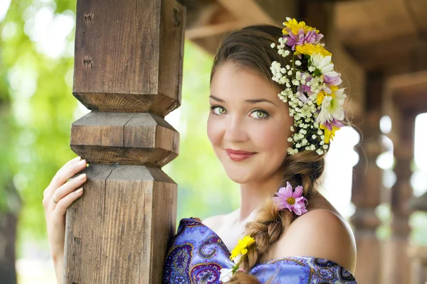 Schoonheid vrouw in de nationale patroon sjaal — Stockfoto