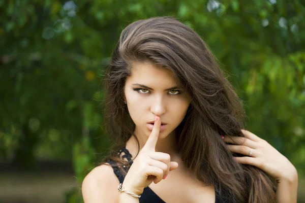 Woman has put forefinger to lips as sign of silence — Stock Photo, Image