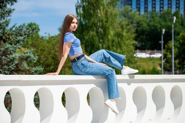 Potret Seorang Gadis Cantik Dengan Celana Jeans Biru Duduk Sebuah — Stok Foto