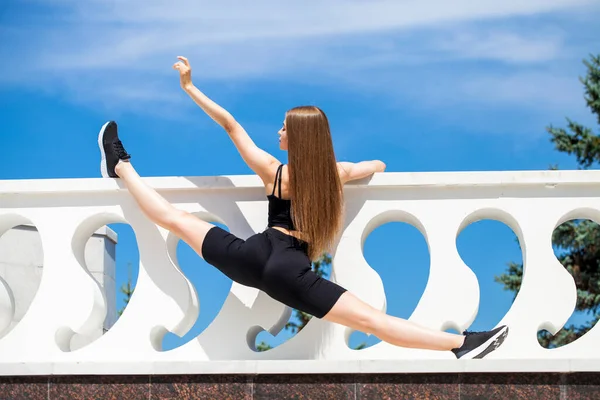 Siyah spor üniformalı güzel bir kız. 