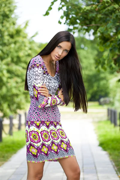 Hermosa mujer joven en vestido colorido — Foto de Stock