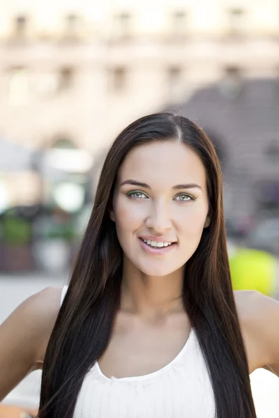 Junge schöne Frau — Stockfoto