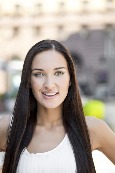 Jovem mulher bonita — Fotografia de Stock