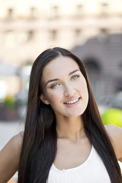 Jovem mulher bonita — Fotografia de Stock