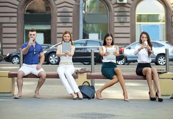 Gente de negocios sentada en un banco — Foto de Stock