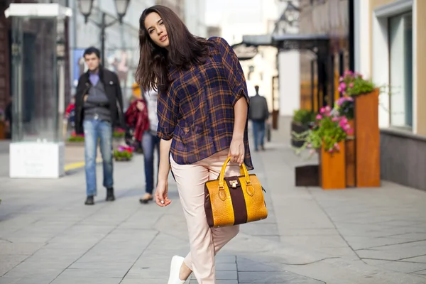 Retrato de una hermosa mujer de moda en la calle — Foto de Stock