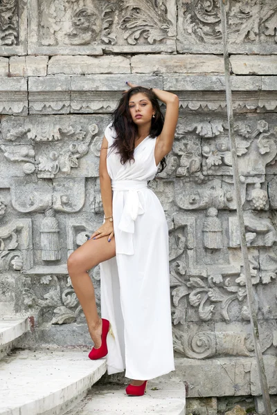 Portrait de jeune femme en robe blanche longue — Photo