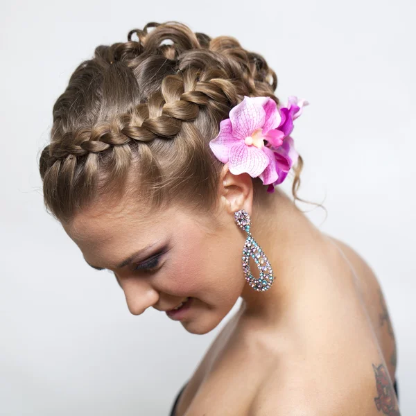 Beautiful bride with fashion wedding hairstyle — Stock Photo, Image