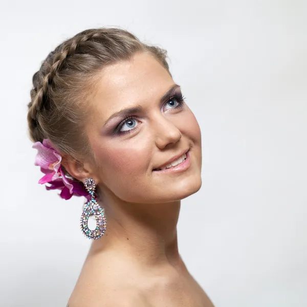 Mooie bruid met mode bruiloft hairstyle — Stockfoto