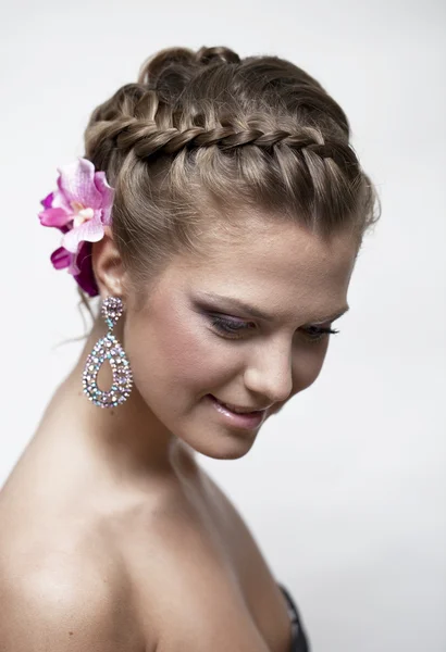 Beautiful bride with fashion wedding hairstyle — Stock Photo, Image