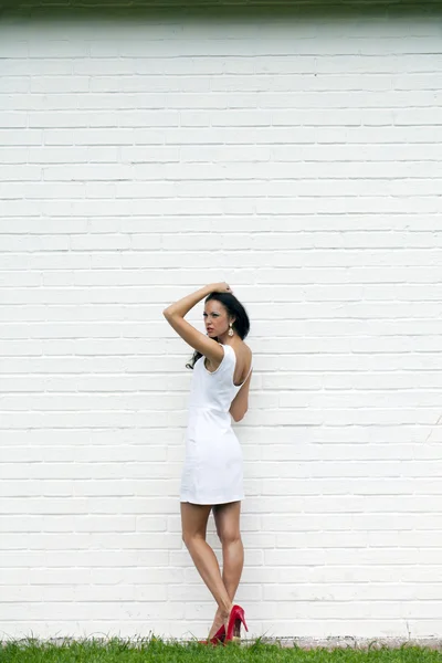 Portret van een jonge vrouw in sexy witte jurk — Stockfoto