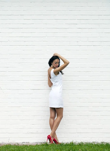 Retrato de mujer joven en vestido blanco sexy — Foto de Stock