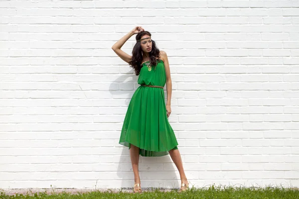 Hermosa mujer joven en vestido verde —  Fotos de Stock