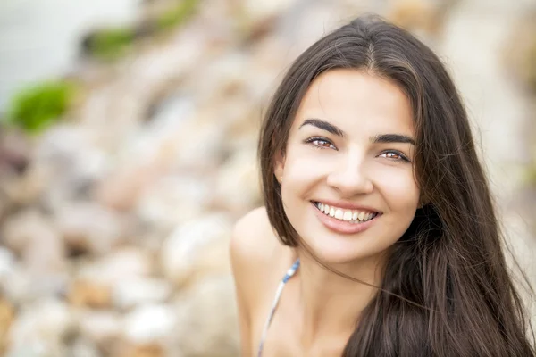 Jonge mooie vrouw — Stockfoto