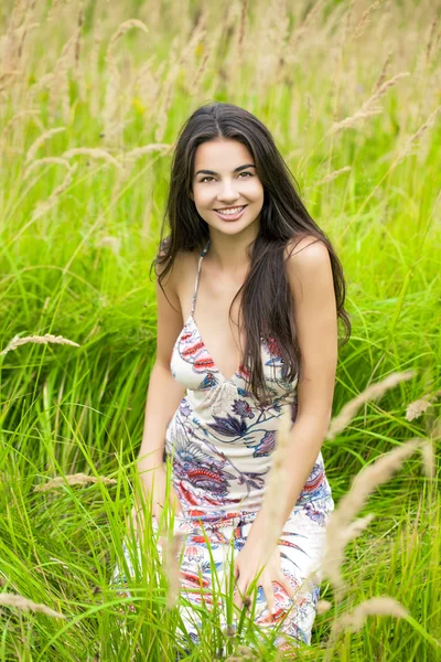 Mooie jonge vrouw in kleurrijke jurk — Stockfoto