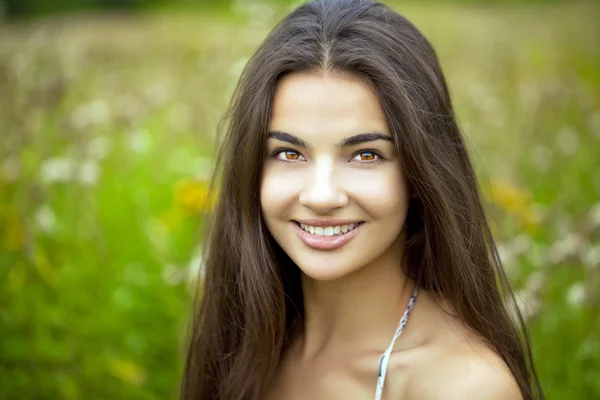 Jovem mulher bonita — Fotografia de Stock