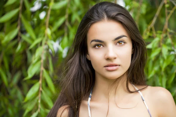 Jovem mulher bonita — Fotografia de Stock