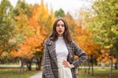 Yüzünde çiller olan güzel kahverengi saçlı bir kızın portresi.