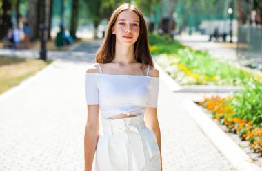 Yüzünde çiller olan güzel kahverengi saçlı bir kızın portresi.