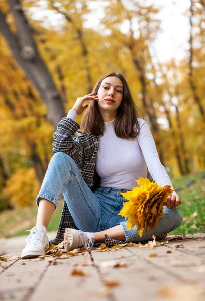 Retrato Comprimento Total Uma Jovem Menina Bonita Parque Outono — Fotografia de Stock