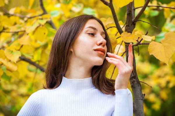 一个年轻美丽的棕色头发 脸上有雀斑的女孩的画像 — 图库照片