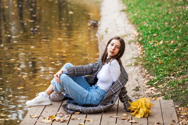 Retrato Comprimento Total Uma Jovem Menina Bonita Parque Outono Fotos De Bancos De Imagens