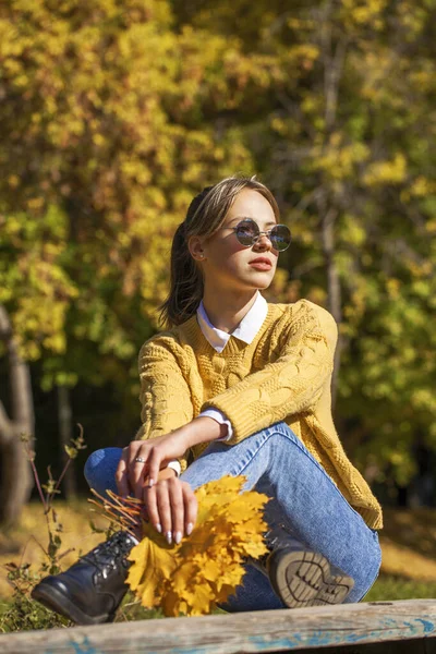 Portrét Mladé Krásné Blondýny Žlutém Svetru Modrých Džínách Podzimní Park — Stock fotografie