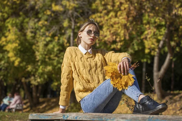 Retrato Una Joven Hermosa Rubia Suéter Amarillo Jeans Azules Parque — Foto de Stock