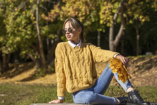 Potret Seorang Gadis Muda Pirang Cantik Dengan Sweater Kuning Dan — Stok Foto