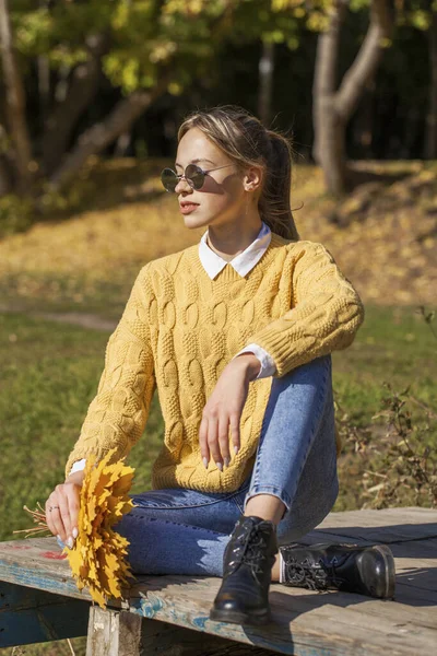 Retrato Una Joven Hermosa Rubia Suéter Amarillo Jeans Azules Parque — Foto de Stock