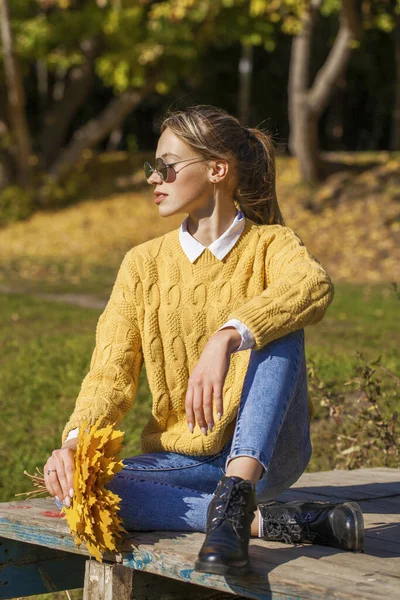 Portret Młodej Pięknej Blondynki Żółtym Swetrze Niebieskich Dżinsach Jesienny Park — Zdjęcie stockowe