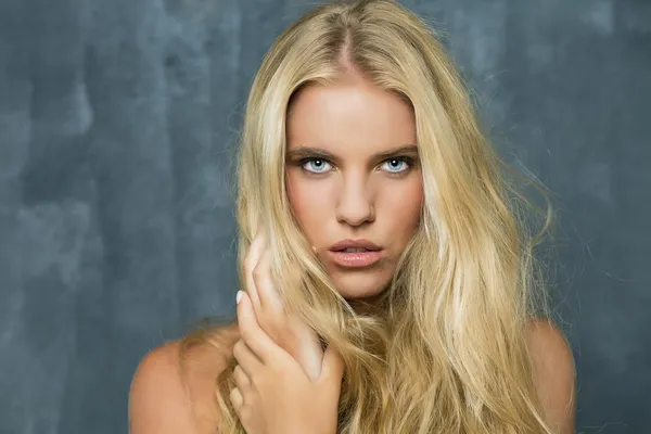 Porträt eines schönen blonden Mädchens mit üppigen Haaren — Stockfoto